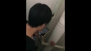 spy the Chinese aresunglass boy jerk in toilet偷拍打飞机