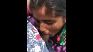 Desi girlfriend give blowjob in park