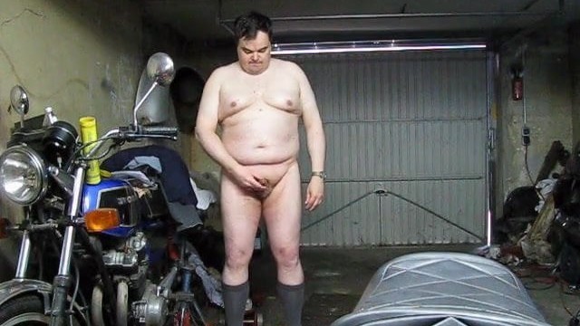 Holger nackt in der Garage