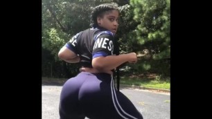 lightskin big booty doing juke moves