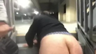 Un señor pone el culote en el metro