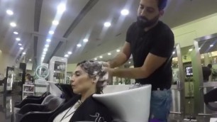 shampoo capelli indietro donna prima di ottenere un taglio di capelli corto