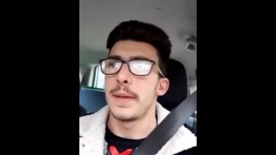 Giovane ragazzo si masturba mentre è alla guida della sua auto.