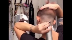 Hair dresser chick shave her undercut