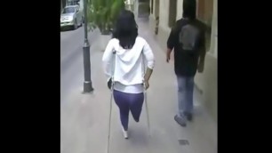 Latina sin pierna derecha, con muletas en la calle